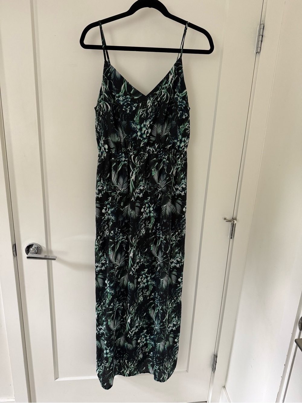 Dynamite Black & Teal Leaf-Print Maxi Dress medium